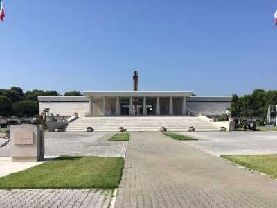 E poi c�� il Sacrario Militare dei Caduti d�Oltremare di Bari, dove sono ospitate alcune salme recuperate sulle spiagge greche